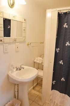 מלון Au Sable Lucky Horseshoe Cabins מראה חיצוני תמונה
